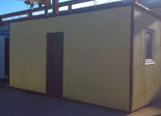 Бытовка с боковыми окнами и железной дверью Бытовка с боковыми окнами и железной дверью